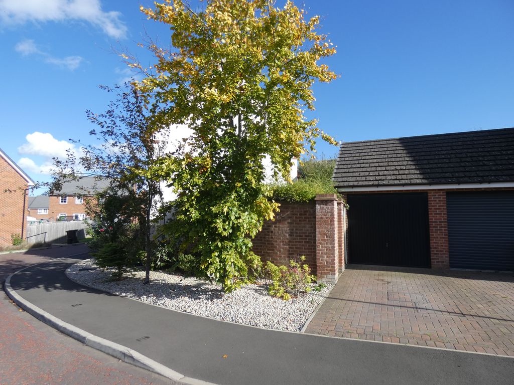Drive to Single Garage- click for photo gallery